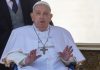 Papa Francesco appare a sorpresa in Piazza San Pietro “Buona domenica a tutti”