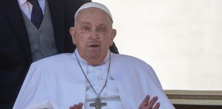Papa Francesco appare a sorpresa in Piazza San Pietro “Buona domenica a tutti”