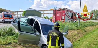 Auto si scontra con il lastrone di cemento perso da un camion, ferito il conducente