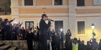 Achille Lauro infiamma Piazza di Spagna per l’anteprima del nuovo album