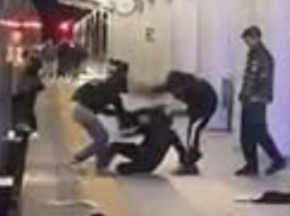 Aggredito per aver fermato due violenti: l’indifferenza dei passeggeri che filmano