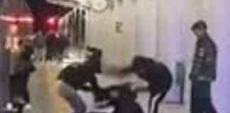Aggredito per aver fermato due violenti: l’indifferenza dei passeggeri che filmano