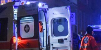 Sbanda in moto e finisce contro il muro di una casa: centauro al Poma