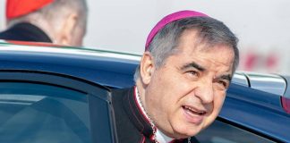 Conclave, il cardinale Becciu verso il passo indietro