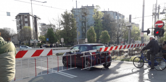 Auto incastrata al passaggio a livello, fermato il treno e lunghe code in città