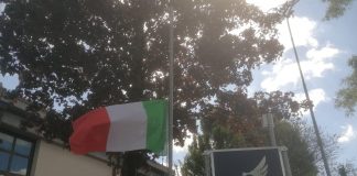 L’Istituto “Falcone” ricorda Papa Francesco: bandiere a mezz’asta e un minuto di silenzio