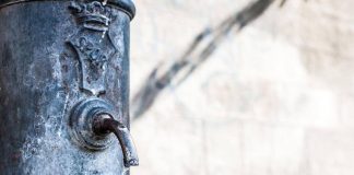 Coliche renali, rischio aumenta con caldo. Urologo: “Ogni bicchiere d’acqua lo riduce fino al 13%”