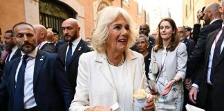 Camilla a Roma si concede un gelato al caramello da Giolitti