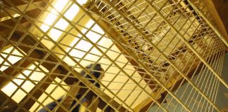 Francia, rivolta in diversi penitenziari: mezzi incendiati e spari