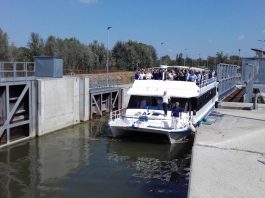 Cede un tirante, motonave bloccata alla Conca di Valdaro: passeggeri in salvo