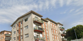 Si stacca un pezzo di copertura del condominio: paura per 16 famiglie