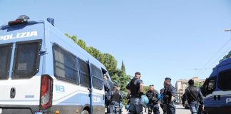 Torino, scontri con forze ordine durante rave party: feriti