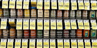 Usa, in vigore da oggi dazi generalizzati del 10% sull’import