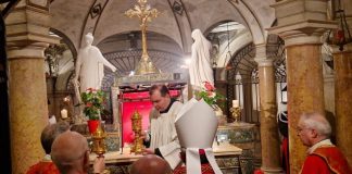 Tanti fedeli in Sant’Andrea per la tradizionale esposizione dei Sacri Vasi