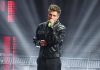Fedez, il bacio in discoteca: chi è la nuova ragazza misteriosa (la descrizione)