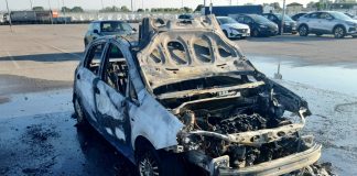 L’auto prende fuoco appena dopo l’accensione: donna si getta fuori e si salva