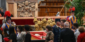 Papa Francesco, folla da tutto il mondo a San Pietro per l’addio a Bergoglio