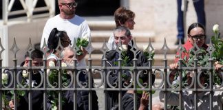 Funerali papa Francesco, il feretro accolto dagli ‘ultimi’: “Ci ha aperto le porte della Chiesa”