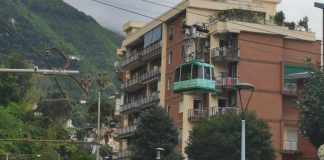 Napoli, si rompe cavo: funivia sospesa e passeggeri bloccati