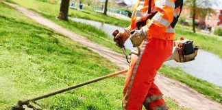 Suzzara, nonostante il maltempo proseguono gli sfalci nelle aree verdi