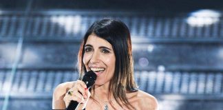 Giorgia, fan la incontra in treno: il regalo e la dedica speciale – Video