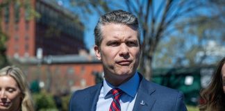 Usa, nuova bufera su Hegseth: ha condiviso piani di guerra in chat con moglie e fratello