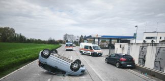 Viadana, scontro fra due auto: una si ribalta. I due conducenti in ospedale