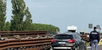 Opel Insignia con targhe rubate, esplosivo a bordo: scattano le indagini sulla banda