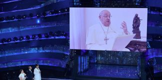 Carlo Conti ricorda Papa Francesco: “Momento unico il suo messaggio a Sanremo 2025”