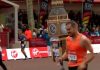 ‘Impresa’ alla maratona di Londra: corre i 42 chilometri vestito da Big Ben – Video