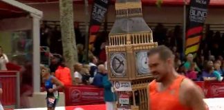 ‘Impresa’ alla maratona di Londra: corre i 42 chilometri vestito da Big Ben – Video