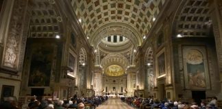 Un migliaio di fedeli in Sant’Andrea per Francesco, il Papa della misericordia, missione e dialogo