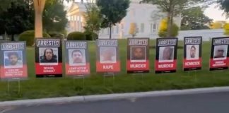 Migranti, l’ultima trovata di Trump: le foto sul prato della Casa Bianca