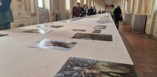 “7 ½”: la vita e l’arte di Juergen Teller raccontate nei 97 metri della Galleria degli Antichi