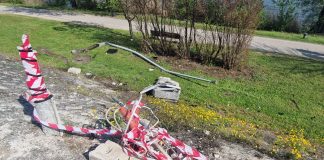 Auto butta giù un palo della luce e finisce nella scarpata del lungolago. Due feriti