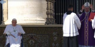 Papa Francesco a sorpresa in piazza San Pietro per il Giubileo dei malati: “Grazie tante”