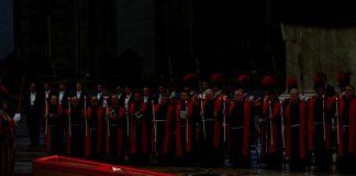 Morte Papa Francesco, dalle catacombe ai riti barocchi: il funerale pontificio nei secoli