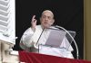 Papa Francesco, gesti a sorpresa e linguaggio colloquiale: quando Bergoglio ha spiazzato