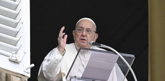 Papa Francesco, gesti a sorpresa e linguaggio colloquiale: quando Bergoglio ha spiazzato