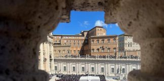 Funerali Papa Francesco, l’omelia: “Si è speso per gli ultimi e per la pace, ora preghi per noi”