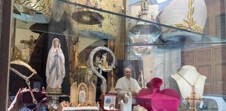 Negozio arredi sacri Ghezzi: ”Da vescovo Francesco comprò qui la prima croce in metallo”
