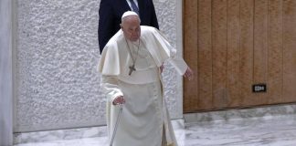Papa Francesco, le visite a sorpresa: dal negozio di dischi alle case di Bruck e Bonino
