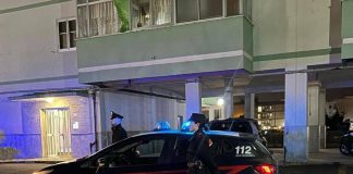 Napoli, martellate alla moglie, poi la caduta dal balcone: morto pensionato