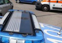 Modena, piomba con l’auto sui passanti: 7 feriti, alcuni gravi. Poi accoltella un passante