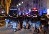 Via libera al decreto sicurezza, tutele legali e bodycam per polizia. Meloni: “Norme sacrosante”. Sit-in e scontri a Roma