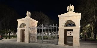 La nuova luce delle Aquile. Terminato il restauro della porta nord in viale Te