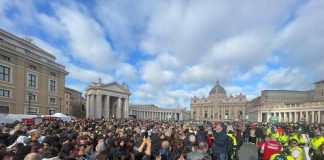 Papa Francesco, riaperta San Pietro: già oltre 128mila persone per l’omaggio