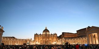 Papa Francesco, il lungo addio a San Pietro: migliaia in fila per Bergoglio