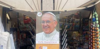 Papa Francesco, dai portachiavi ai rosari: tutti i gadget di Piazza San Pietro