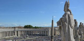 Papa Francesco, folla per la messa in suffragio a San Pietro: “Senso di smarrimento”